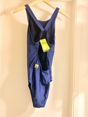 FINIS Women's Skinback Solid
One Piece Swimsuit Size 38 Navy Training Swim Suit